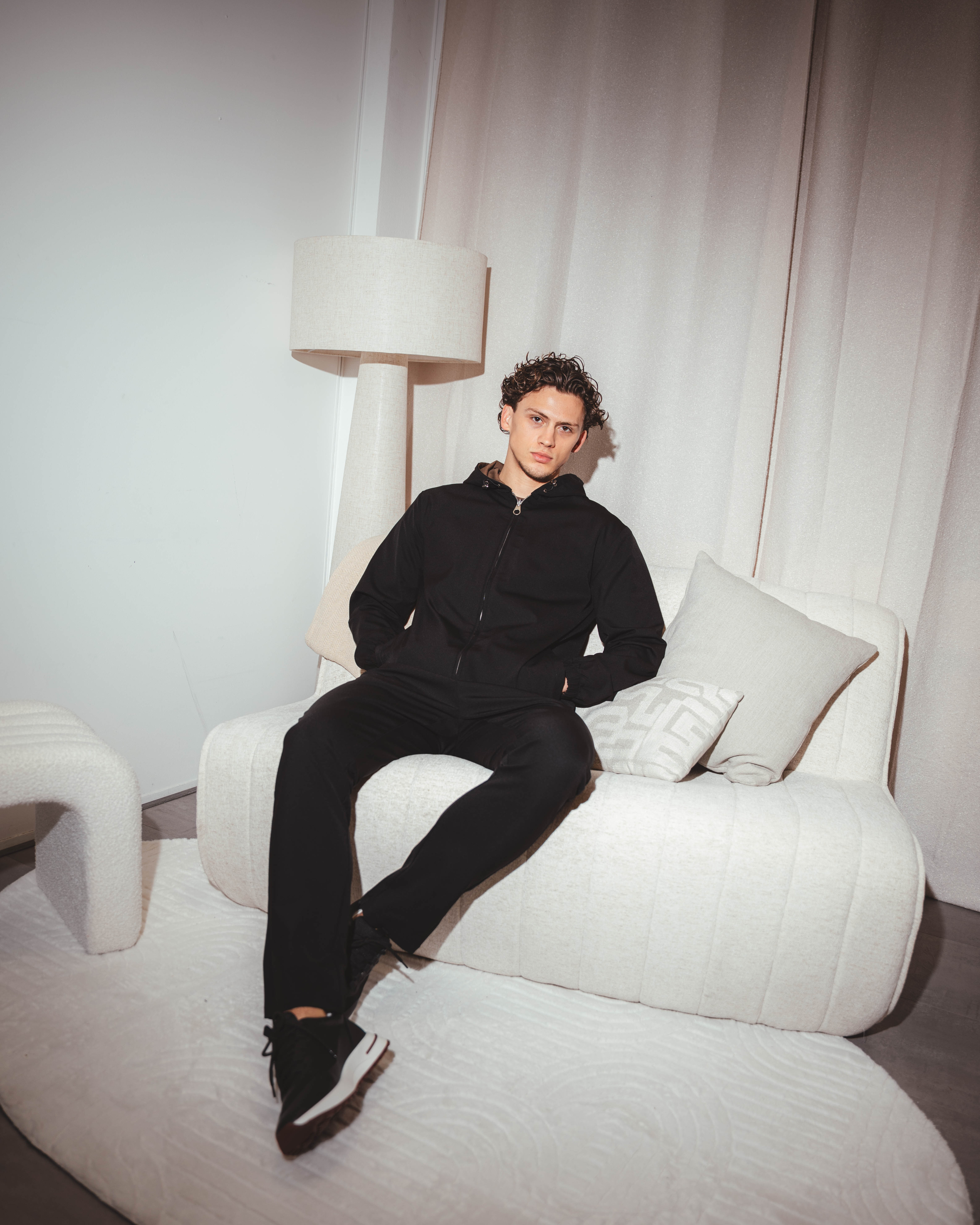 BELLUCI DUBBELZIJDIG VEST - ZWART